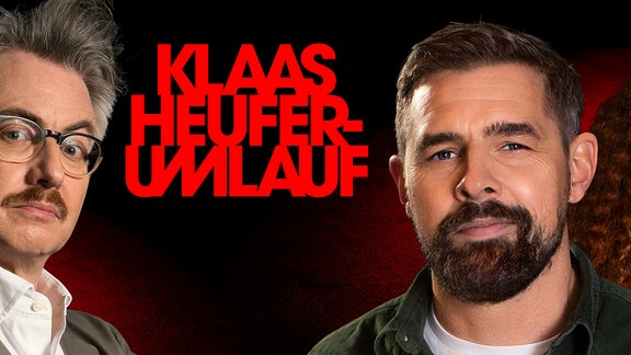 Zwei Männer vor schwarzem Hintergrund und Roter Text: Klaas HeuferUmlauf