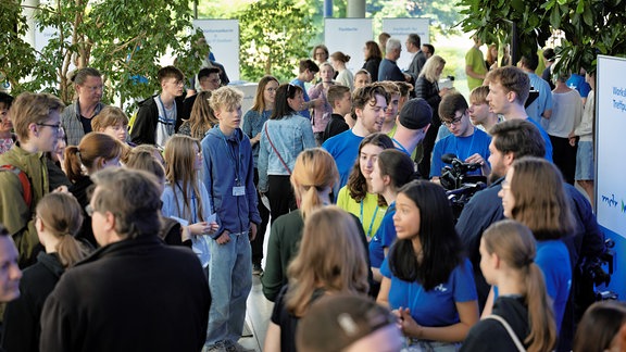 Viele Menschen stehen im Foyer des Hochhauses des Mitteldeutschen Rundfunks.