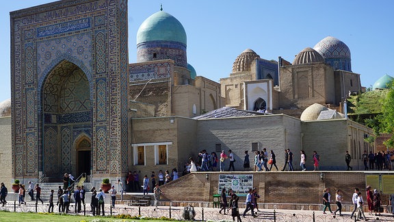 Menschen vor einer Moschee