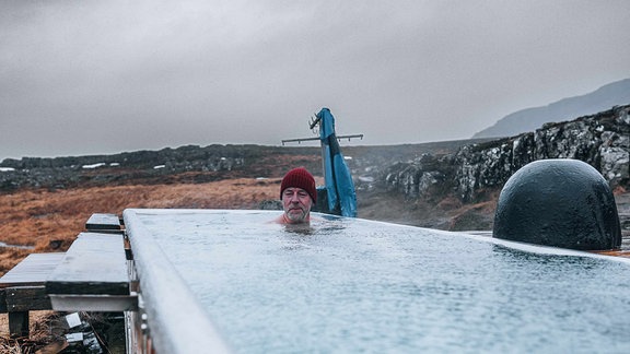 BIWAK-Moderator Thorsten Kutschke in einer Badewanne mit heißem Wasser, gespeist aus geothermalen Quellen