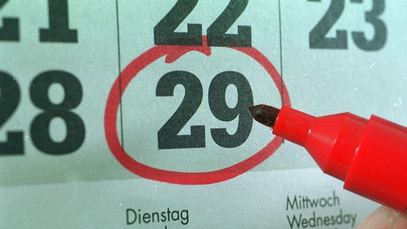 Auf einem Kalender ist ein roter Kreis um eine 29