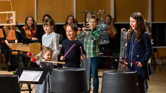 Kinder trommeln begeistert beim MDR-Familienkonzert "Ludwig Fun" im MDR-Studio am Leipziger Augustusplatz