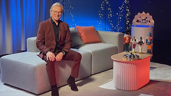 Mann in Fernsehstudio