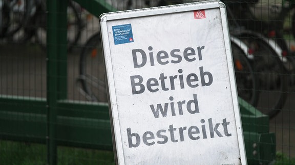 Ein Schild trägt die Aufschrift "Dieser Betrieb wird bestreikt".