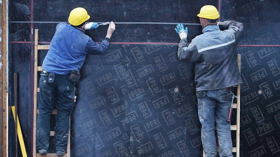 Zwei Bauarbeiter beim arbeiten.