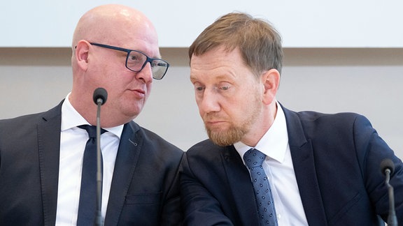 Henning Homann (l), Co-Vorsitzender der SPD in Sachsen, und Michael Kretschmer (CDU), Ministerpräsident von Sachsen, nehmen an einer Pressekonferenz im Landtag teil.