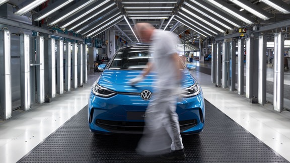 Ein Modell der neuen Generation des ID.3 steht zur Endabnahme im Lichttunnel im Werk von Volkswagen in Zwickau.