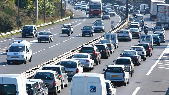 Autos stauen sich auf einer Autobahn