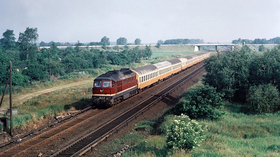 Städteexpreß (Ex 121/126) "Stolteraa" Rostock - Berlin zwischen Blankenburg und Birkenwerder, 1980 