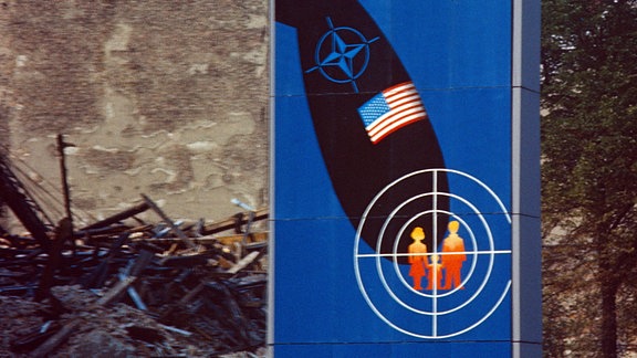 Plakat gegen den NATO Doppelbeschluss vor einem zerstörtem Haus an der Fehrbelliner Straße - Ecke Schoenhauser Allee, 1985.