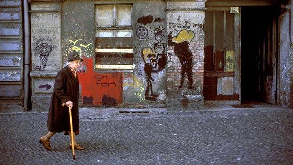 Rentnerin in der Rykestraße in Berlin-Prenzlauer Berg