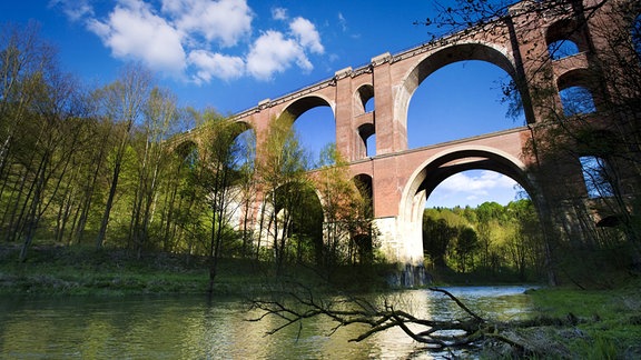 Elstertalbruecke bei Jocketa, Vogtlaendische Schweiz, über dem Fluss