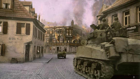 Sherman-Panzer der US Army fährt 1945 durch eine deutsche Stadt