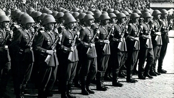 NVA-Parade zum 1. Mai 1958