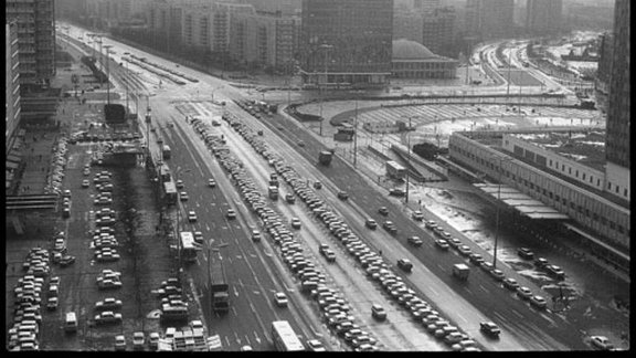 Ganz viele Parkende Autos, mitten in der Stadt.