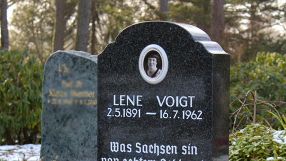 Grabstätte Lene Voigts auf dem Leipziger Südfriedhof bei Schnee