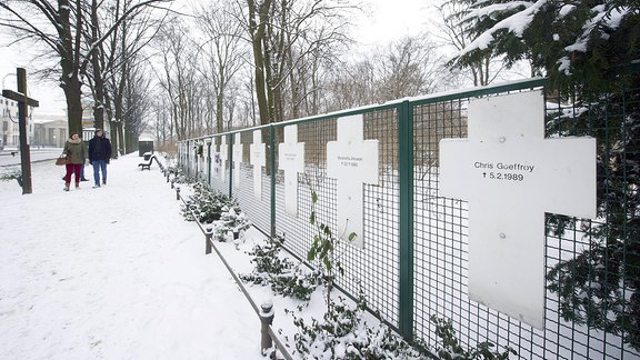 Gedenkkreuze für die Mauertoten in der Nähe des Berliner Reichstages, rechts das Kreuz für den letzten Mauertoten Chris Gueffroy