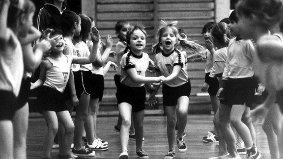 Mit Schwung durch die Gasse. Schüler der ersten Klasse der Käte-Duncker-Oberschule in Berlin-Friedrichshain am 1. Februar 1989 beim Sportunterricht in der Halle.