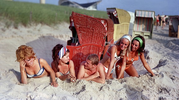 Menschen am Strand der Ostsee