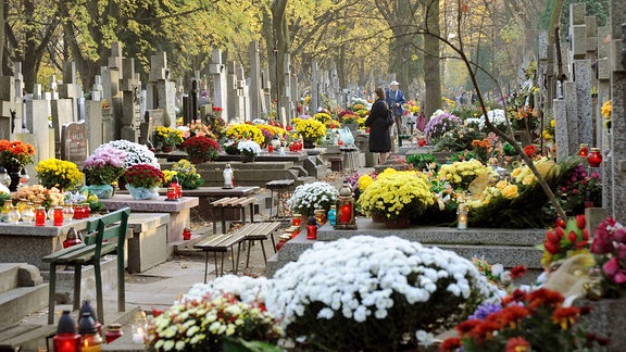 Geschmückte Gräber auf dem Brudno-Friedhof in Warschau, 2008