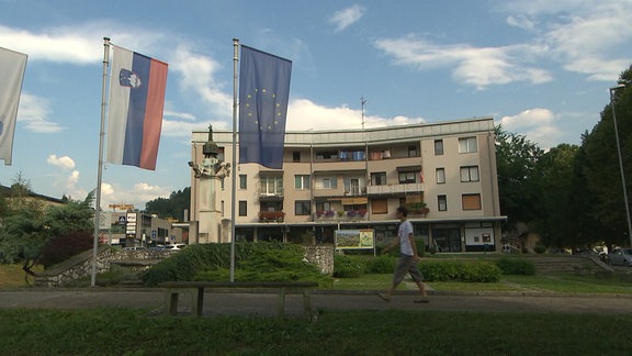 Der 5000 Seelen-Ort liegt circa 100 km von Ljubljana entfernt. Eine alte Schulfreundin beschreibt sie als bescheiden und kreativ: „Sie hat aus Stoffresten Neues gemacht“, sagt Diana Kosar. 