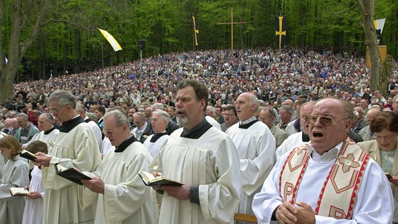 Gemeinsam singen zum Gottesdienst rund 20.000 Pilger aus aller Welt bei der traditionellen Männerwallfahrt am "Klüschen Hagis" bei Wachstedt im Eichsfeld. 