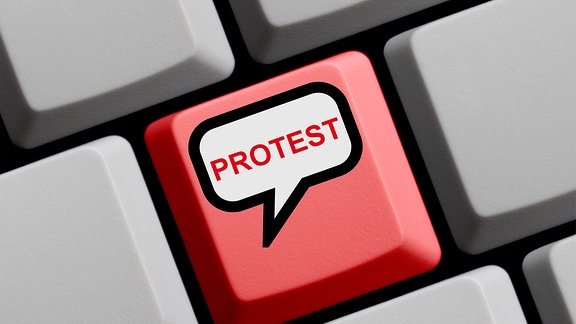 Eine Tastatur mit einer roten Taste, die mit "Protest" beschriftet ist