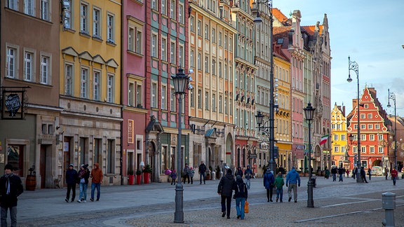 Eine Straße mit alten, gepflegten Häusern