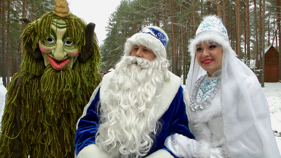 Troll, Väterchen Frost und Schneeflöckchen im Wald