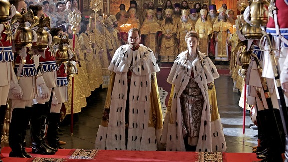 Lars Eidinger als Zar Nikolaus II. und Luise Wolfram