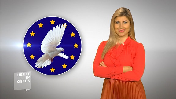 blonde Frau neben stilisierter EU-Flagge mit Friedenstaube darin