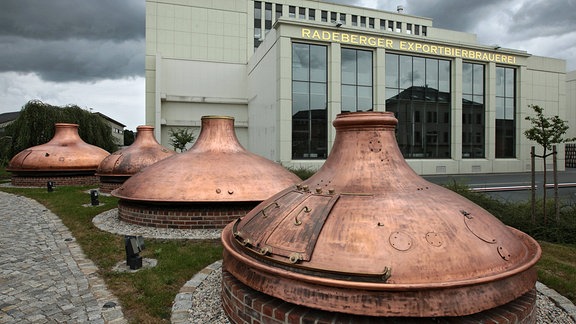 Ausgediente Sudkessel vor dem Fabrikgebäude der Radeberger-Brauerei in Radeberg