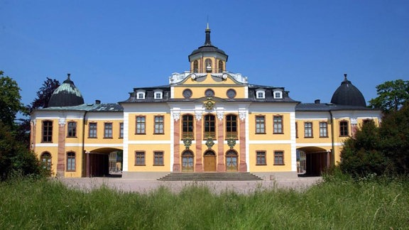 Schloss Belvedere Weimar: ein prächtiger Bau mit gelber Fassade umgeben von einem Park