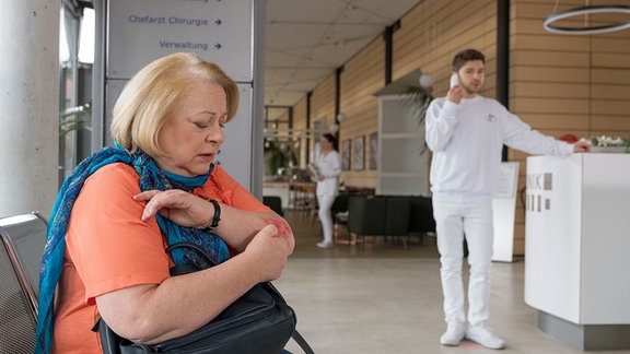 Esther Thaler (Martina Eitner-Acheampong) ist seit einer halben Ewigkeit in einem großen Hotel als Reinigungskraft angestellt. Nun hat sie ein juckendes, blutendes Ekzem, was sie untersuchen lassen muss.