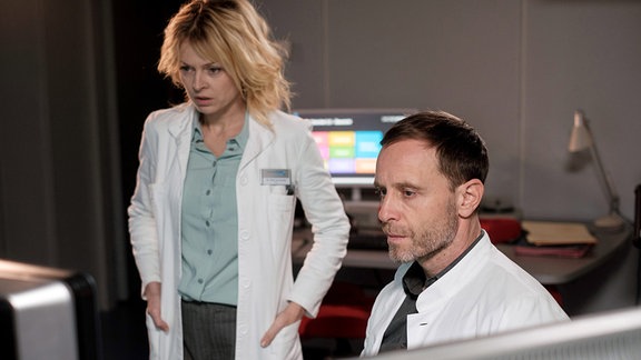 Dr. Ina Schulte (Isabell Gerschke) und Dr. Kai Hoffmann (Julian Weigend)