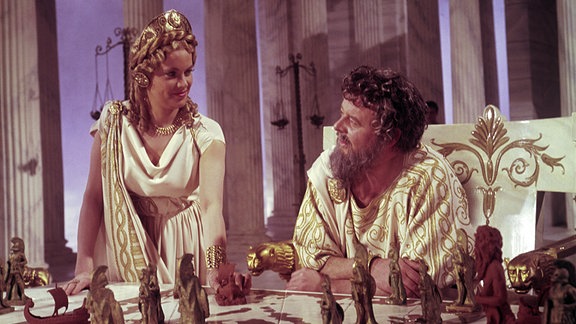 Zeus (Niall MacGinnis) und Hera (Honor Blackman) im Olymp.