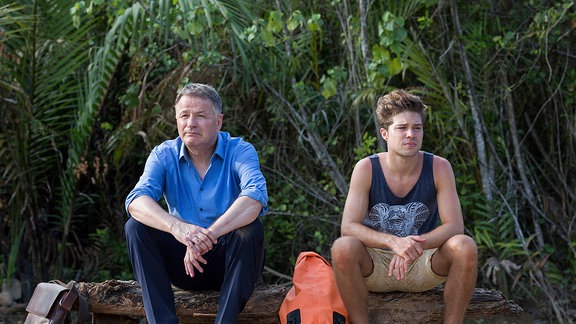 Roland Heilmann (Thomas Rühmann, re.) und Kris Haas (Jascha Rust, mi.) sitzen im Urwald.