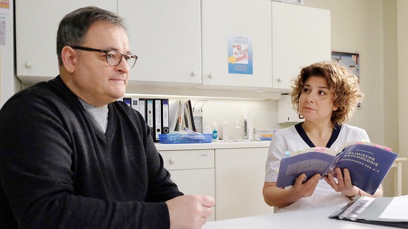 Hans-Peter Brenners (Michael Trischan) drittes Staatsexamen ist in zwei Tagen. Irgendwie lernt er in der Klinik besser und Schwester Ulrike (Anita Vulesica) hilft gern.