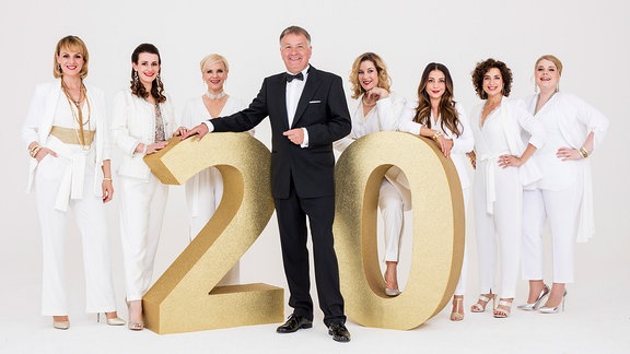 Das Team der Sachsenklinik posiert mit einer "20" zum Jubiläum der Serie.