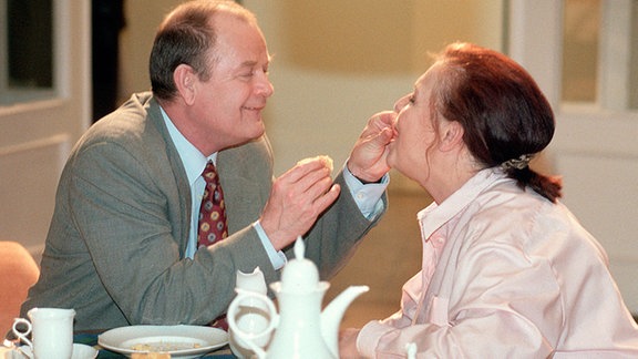 Charlotte Gauss und Konrad Gerbert beim Kaffeetrinken.