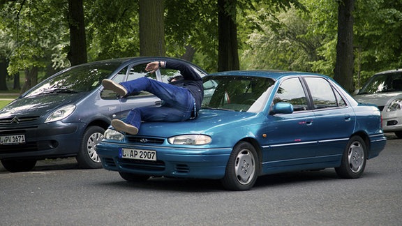 Philipp hat einen Unfall mit einem Auto.