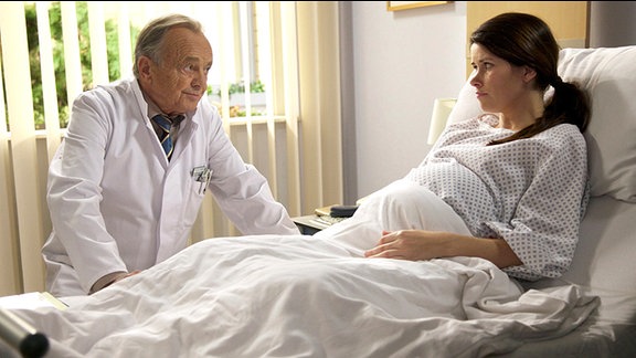 Prof. Simonis (Dieter Bellmann) am Krankenbett seiner Tochter Rebecca (Melanie Isakowitz).