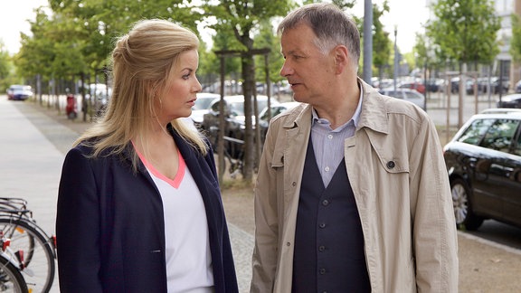 Dr. Roland Heilmann (Thomas Rühmann) und  Klinikdirektorin Sarah Marquardt (Alexa Maria Surholt) unterhalten sich auf der Straße.