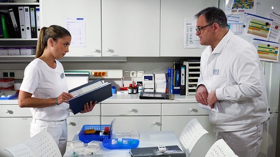 Hans-Peter Brenner (Michael Trischan) redet mit Oberschwester Arzu Ritter (Arzu Bazman) im Büro.