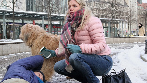 Sina Blasczik (Caroline Maria Frier) wollte sich eigentlich mit einem Blind Date treffen, doch er ist nicht erschienen. Statt dessen kommt ein Hund auf sie zugelaufen und das Herrchen, welches das Tier davon abhalten wollte (Bernhard Conrad), bricht neben Sina zusammen.