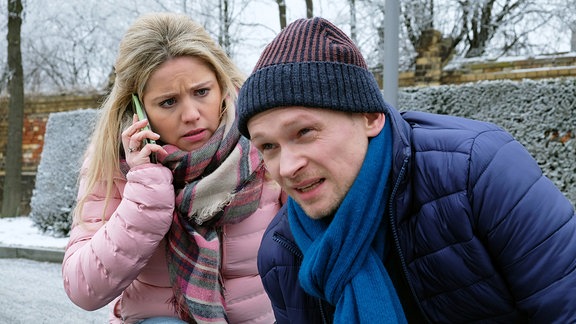 Sina Blasczik (Caroline Maria Frier) hat den Hund von Robert Wünsch (Bernhard Conrad) während ihres Besuches draußen vor der Klinik angebunden.