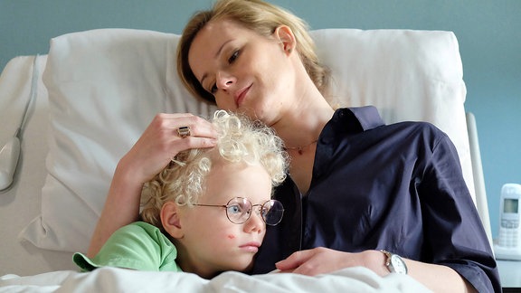 Eine Blutuntersuchung des kleinen Benno Arnold (Jimmy Gutzeit) hat erhöhte Leukozyten aufgewiesen. Er muss für weitere Untersuchungen in der Klinik bleiben. Währenddessen fragt er immer wieder bei seiner Mutter Manja Arnold (Teresa Weißbach) nach, wann denn endlich sein Vater kommt. Manja bringt es nicht übers Herz ihrem Sohn vom Desinteresse seines Vaters zu erzählen und sagt Benno, sein Vater sei auf einer Reise und sie wisse nicht, wann er wieder zurückkommt.