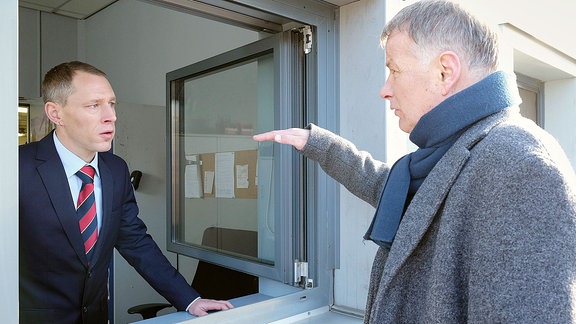 Roland Heilmann (Thomas Rühmann, re.) fährt seit Wochen Straßenbahn, um eine unbekannte Frau wiederzutreffen. Er weß, dass sie bei den Verkehrsbetrieben arbeitet, also erkundigt er sich bei einem Mitarbeiter (Jörg Miethe, li.) dort. Allerdings weiß Roland nur ihren Vornamen und "Katjas" arbeiten ziemlich viele bei den Verkehrsbetrieben.