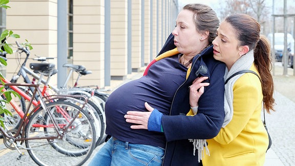 Oberschwester Arzu (Arzu Bazman, re.) fällt vor Dienstbeginn eine hochschwangere Frau auf, der es nicht gut zu gehen scheint. 