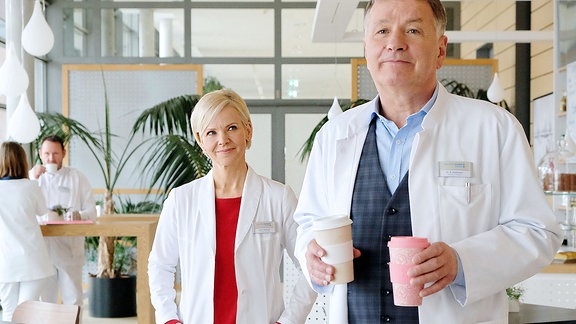 Dr. Kathrin Globisch (Andrea Kathrin Loewig) spricht mit ihrem Freund Dr. Roland Heilmann (Thomas Rühmann).